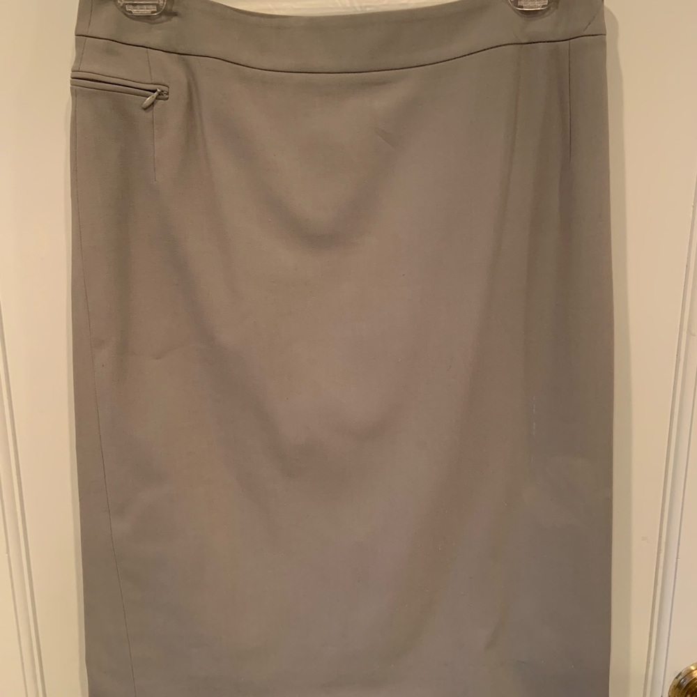 Skirt with cute detail dip side pocket